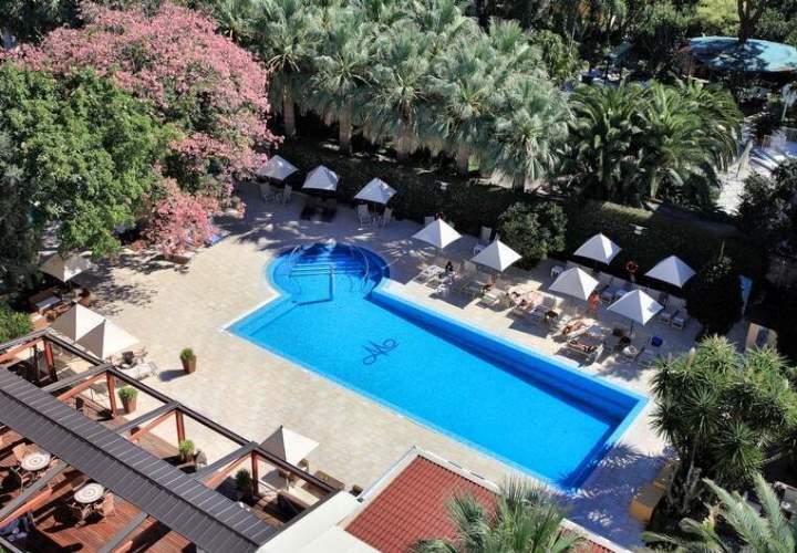 Hotel Mediterraneo Sorrento outdoor swimming pool and gardens